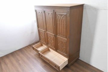中古　美品　神戸洋家具　細やかな彫刻入りのクラシカルなワードローブ　(R-087367)