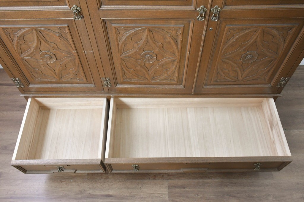 中古　美品　神戸洋家具　細やかな彫刻入りのクラシカルなワードローブ　(R-087367)