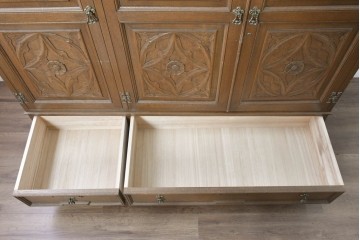 中古　美品　神戸洋家具　細やかな彫刻入りのクラシカルなワードローブ　(R-087367)