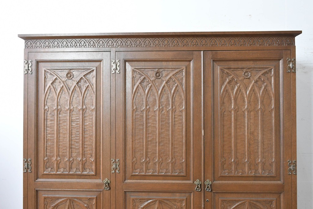 中古　美品　神戸洋家具　細やかな彫刻入りのクラシカルなワードローブ　(R-087367)