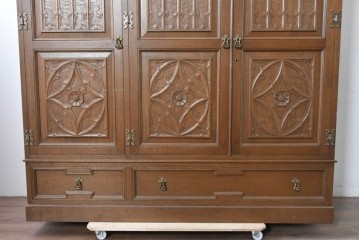 中古　美品　神戸洋家具　細やかな彫刻入りのクラシカルなワードローブ　(R-087367)