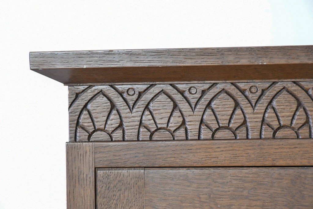 中古　美品　神戸洋家具　細やかな彫刻入りのクラシカルなワードローブ　(R-087367)