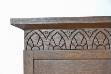 中古　美品　神戸洋家具　細やかな彫刻入りのクラシカルなワードローブ　(R-087367)