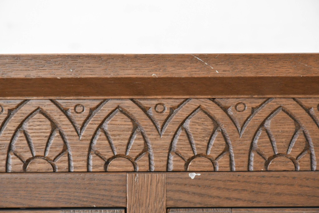 中古　美品　神戸洋家具　細やかな彫刻入りのクラシカルなワードローブ　(R-087367)