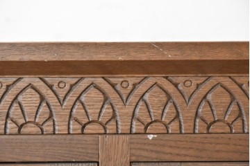 中古　美品　神戸洋家具　細やかな彫刻入りのクラシカルなワードローブ　(R-087367)