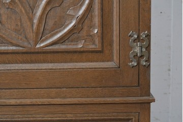 中古　美品　神戸洋家具　細やかな彫刻入りのクラシカルなワードローブ　(R-087367)