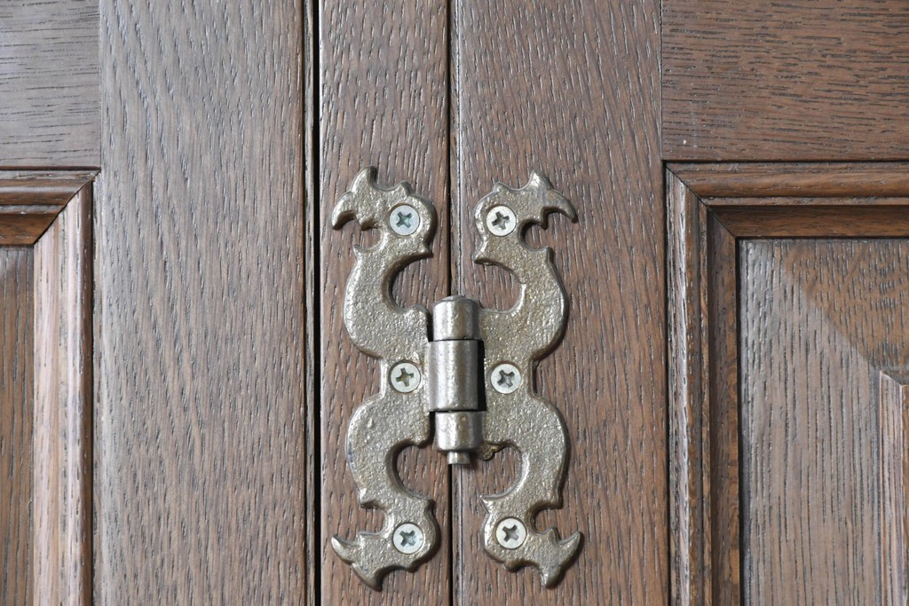 中古　美品　神戸洋家具　細やかな彫刻入りのクラシカルなワードローブ　(R-087367)