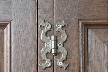 中古　美品　神戸洋家具　細やかな彫刻入りのクラシカルなワードローブ　(R-087367)