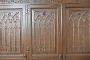 中古　美品　神戸洋家具　細やかな彫刻入りのクラシカルなワードローブ　(R-087367)