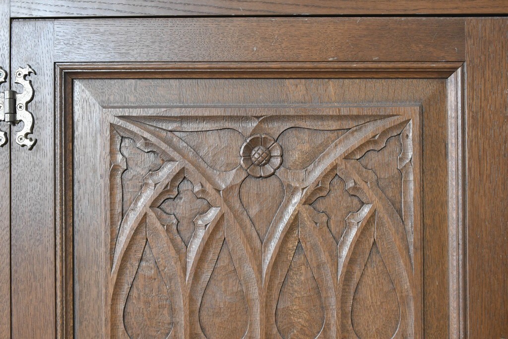 中古　美品　神戸洋家具　細やかな彫刻入りのクラシカルなワードローブ　(R-087367)