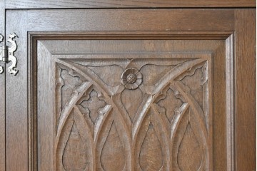 中古　美品　神戸洋家具　細やかな彫刻入りのクラシカルなワードローブ　(R-087367)