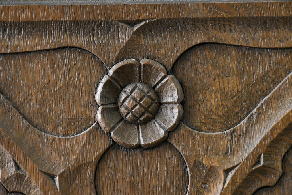 中古　美品　神戸洋家具　細やかな彫刻入りのクラシカルなワードローブ　(R-087367)