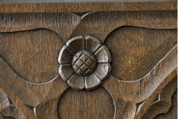 中古　美品　神戸洋家具　細やかな彫刻入りのクラシカルなワードローブ　(R-087367)