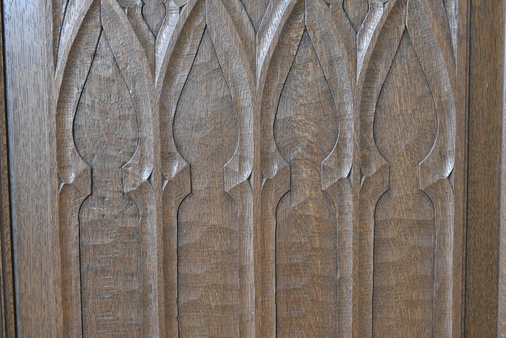 中古　美品　神戸洋家具　細やかな彫刻入りのクラシカルなワードローブ　(R-087367)