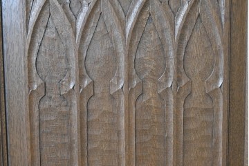 中古　美品　神戸洋家具　細やかな彫刻入りのクラシカルなワードローブ　(R-087367)