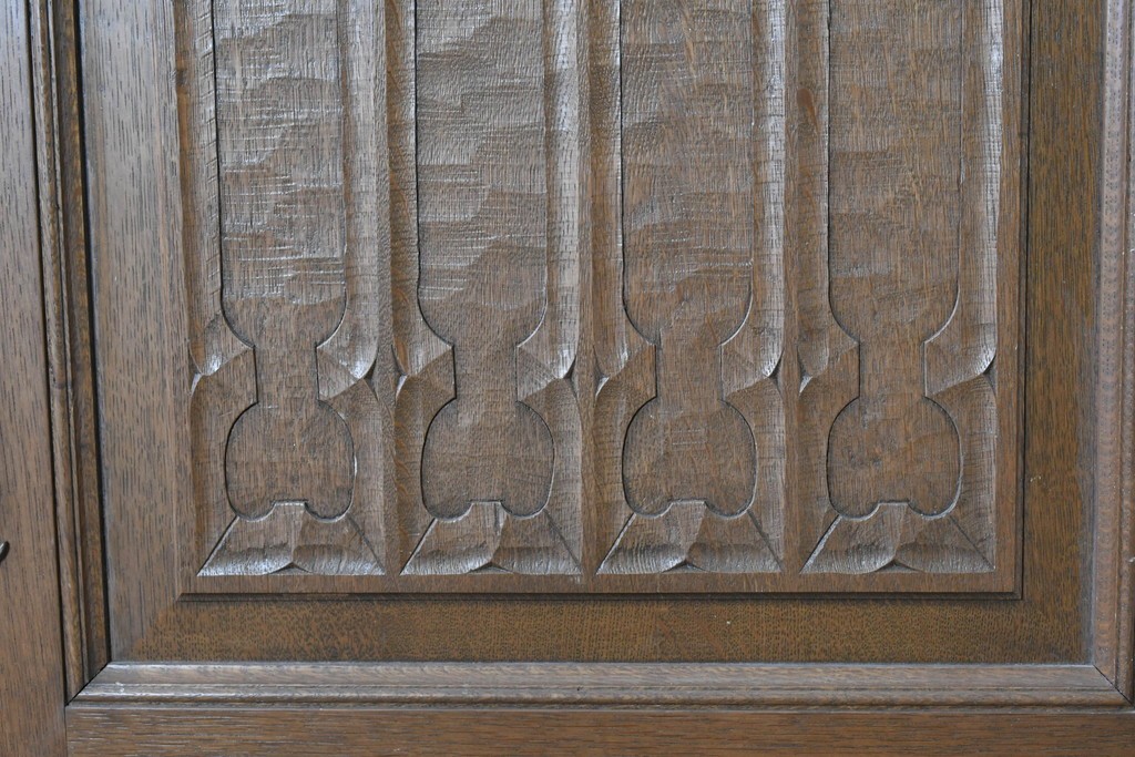 中古　美品　神戸洋家具　細やかな彫刻入りのクラシカルなワードローブ　(R-087367)