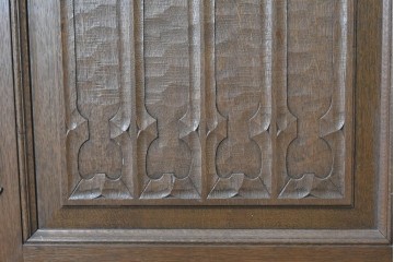 中古　美品　神戸洋家具　細やかな彫刻入りのクラシカルなワードローブ　(R-087367)