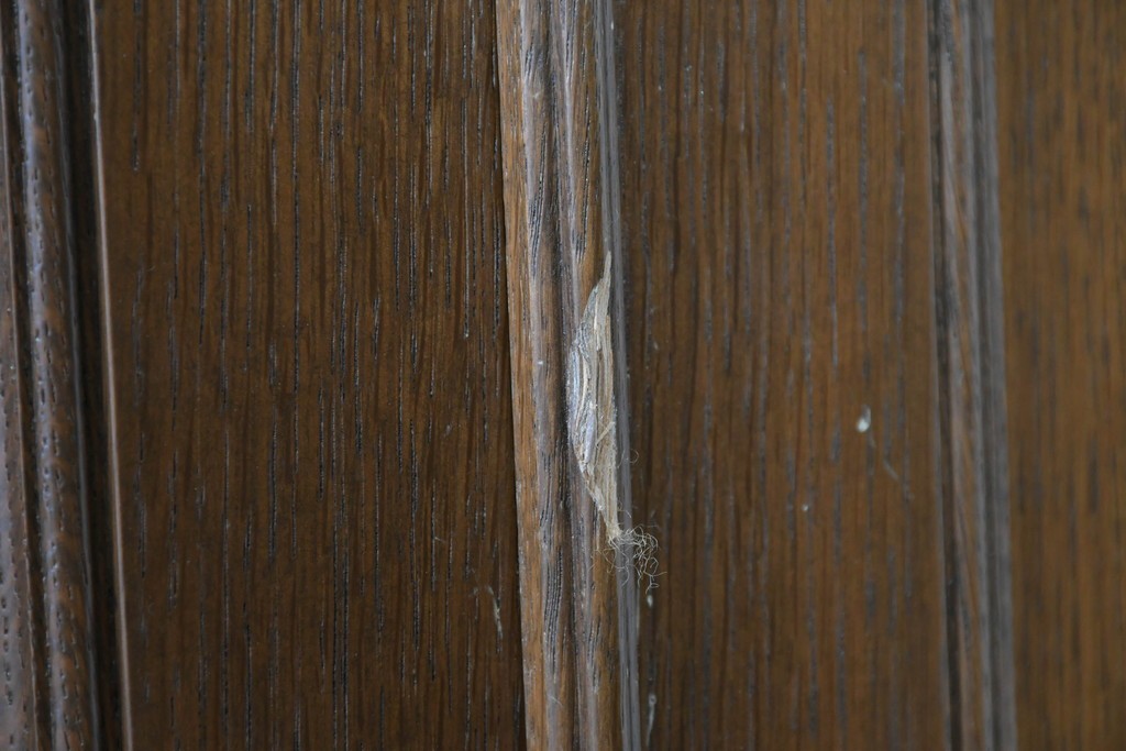 中古　美品　神戸洋家具　細やかな彫刻入りのクラシカルなワードローブ　(R-087367)