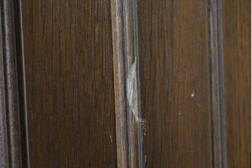 中古　美品　神戸洋家具　細やかな彫刻入りのクラシカルなワードローブ　(R-087367)