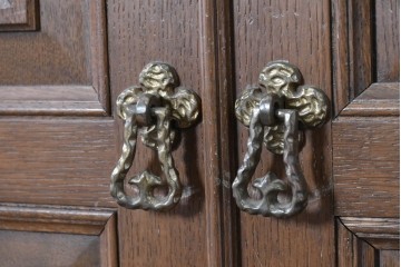 中古　美品　神戸洋家具　細やかな彫刻入りのクラシカルなワードローブ　(R-087367)