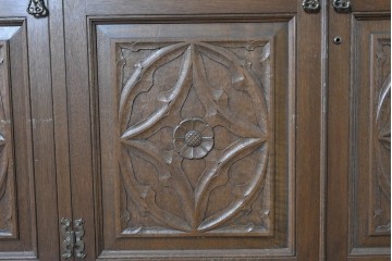 中古　美品　神戸洋家具　細やかな彫刻入りのクラシカルなワードローブ　(R-087367)