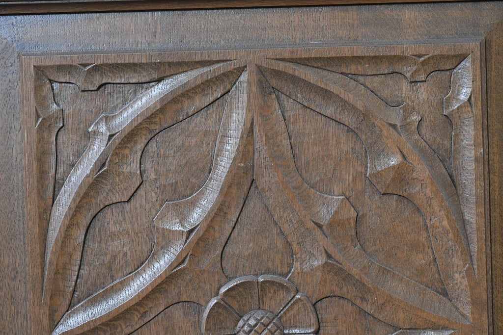 中古　美品　神戸洋家具　細やかな彫刻入りのクラシカルなワードローブ　(R-087367)