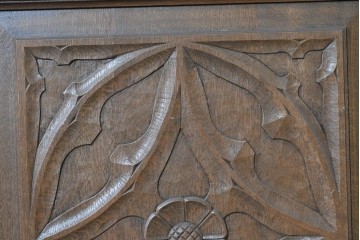 中古　美品　神戸洋家具　細やかな彫刻入りのクラシカルなワードローブ　(R-087367)