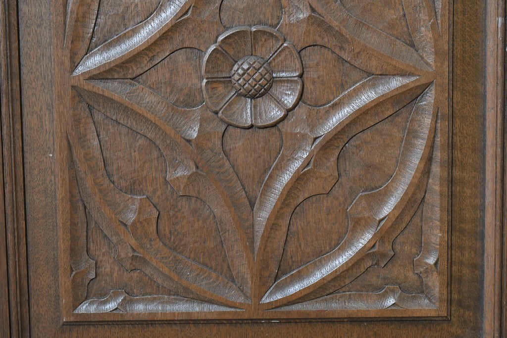 中古　美品　神戸洋家具　細やかな彫刻入りのクラシカルなワードローブ　(R-087367)