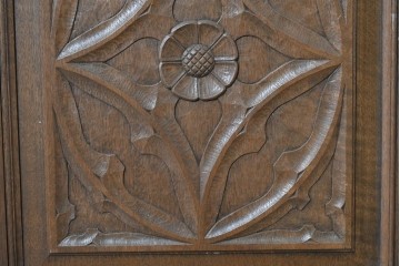 中古　美品　神戸洋家具　細やかな彫刻入りのクラシカルなワードローブ　(R-087367)