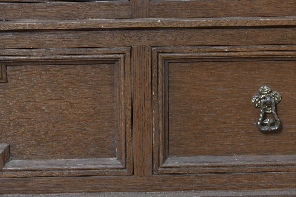 中古　美品　神戸洋家具　細やかな彫刻入りのクラシカルなワードローブ　(R-087367)