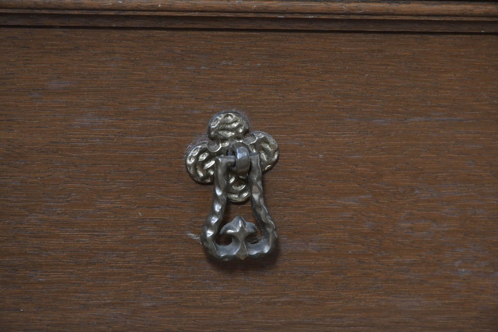 中古　美品　神戸洋家具　細やかな彫刻入りのクラシカルなワードローブ　(R-087367)