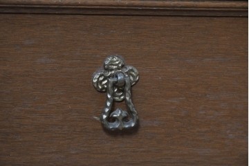 中古　美品　神戸洋家具　細やかな彫刻入りのクラシカルなワードローブ　(R-087367)