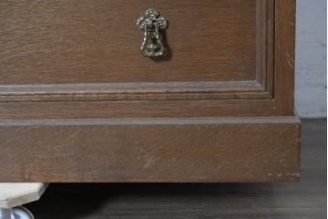 中古　美品　神戸洋家具　細やかな彫刻入りのクラシカルなワードローブ　(R-087367)