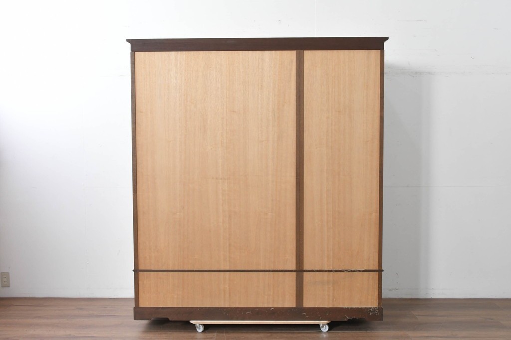 中古　美品　神戸洋家具　細やかな彫刻入りのクラシカルなワードローブ　(R-087367)