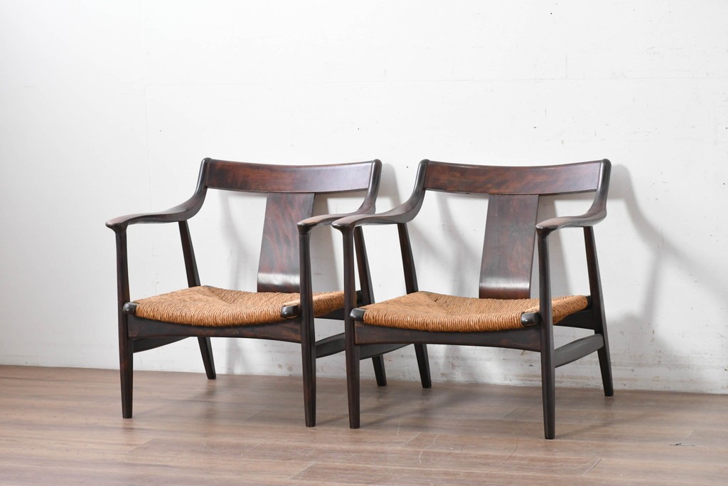 中古　美品　松本民芸家具　ラッシ座(ガマ座)がお洒落な#77型曲肘付きイス2脚セット　定価(2脚合計)約56万円　(R-087368)