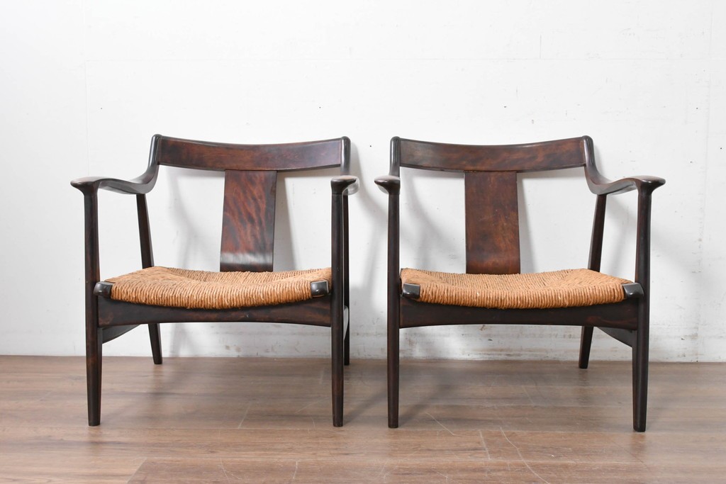 中古　美品　松本民芸家具　ラッシ座(ガマ座)がお洒落な#77型曲肘付きイス2脚セット　定価(2脚合計)約56万円　(R-087368)