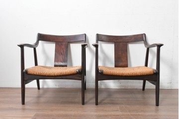 中古　美品　松本民芸家具　ラッシ座(ガマ座)がお洒落な#77型曲肘付きイス2脚セット　定価(2脚合計)約56万円　(R-087368)