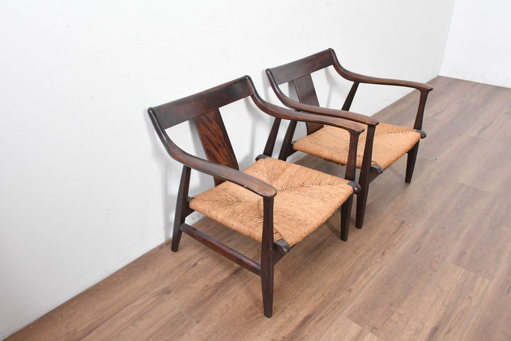 中古　美品　松本民芸家具　ラッシ座(ガマ座)がお洒落な#77型曲肘付きイス2脚セット　定価(2脚合計)約56万円　(R-087368)