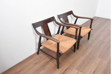 中古　美品　松本民芸家具　ラッシ座(ガマ座)がお洒落な#77型曲肘付きイス2脚セット　定価(2脚合計)約56万円　(R-087368)