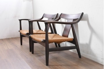 中古　美品　松本民芸家具　ラッシ座(ガマ座)がお洒落な#77型曲肘付きイス2脚セット　定価(2脚合計)約56万円　(R-087368)