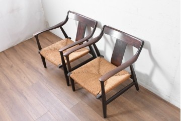 中古　美品　松本民芸家具　ラッシ座(ガマ座)がお洒落な#77型曲肘付きイス2脚セット　定価(2脚合計)約56万円　(R-087368)