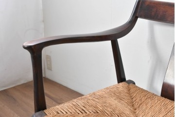 中古　美品　松本民芸家具　ラッシ座(ガマ座)がお洒落な#77型曲肘付きイス2脚セット　定価(2脚合計)約56万円　(R-087368)