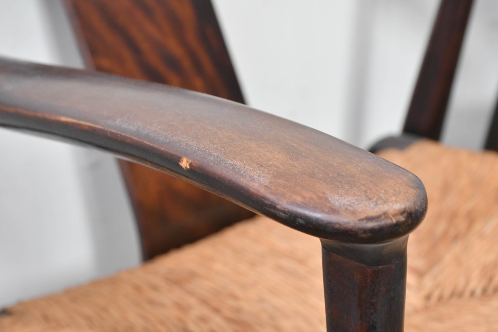 中古　美品　松本民芸家具　ラッシ座(ガマ座)がお洒落な#77型曲肘付きイス2脚セット　定価(2脚合計)約56万円　(R-087368)