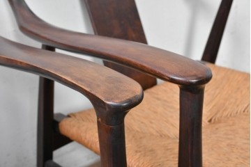 中古　美品　松本民芸家具　ラッシ座(ガマ座)がお洒落な#77型曲肘付きイス2脚セット　定価(2脚合計)約56万円　(R-087368)