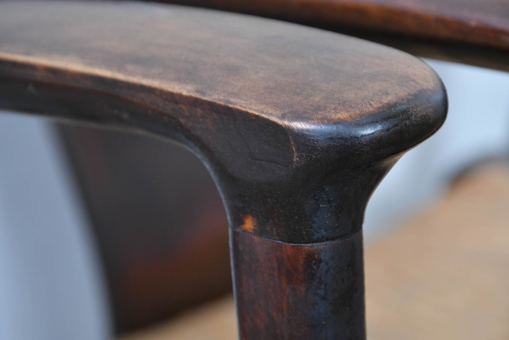 中古　美品　松本民芸家具　ラッシ座(ガマ座)がお洒落な#77型曲肘付きイス2脚セット　定価(2脚合計)約56万円　(R-087368)