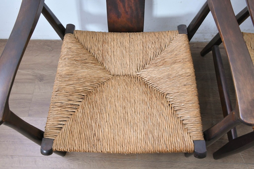 中古　美品　松本民芸家具　ラッシ座(ガマ座)がお洒落な#77型曲肘付きイス2脚セット　定価(2脚合計)約56万円　(R-087368)