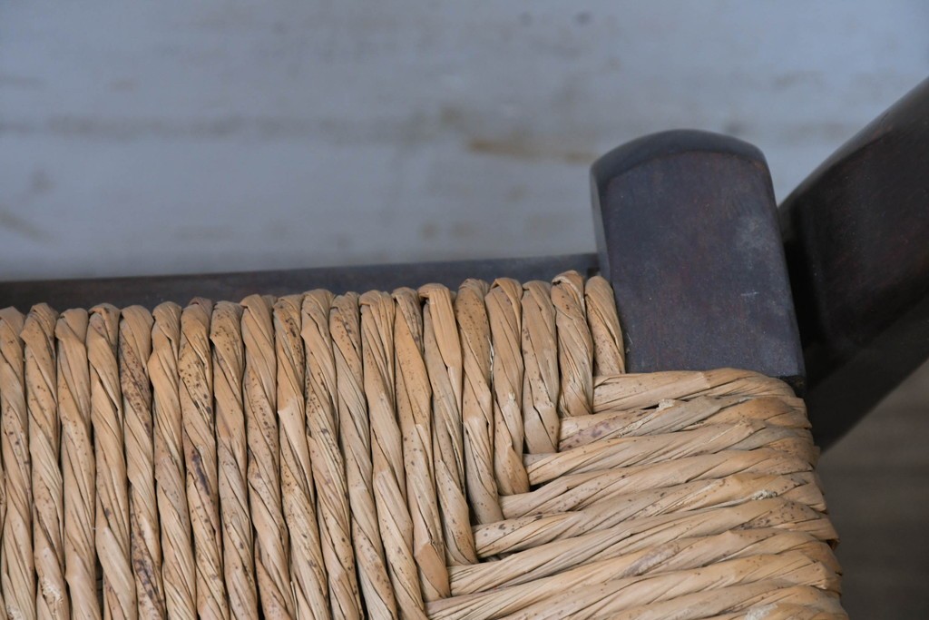 中古　美品　松本民芸家具　ラッシ座(ガマ座)がお洒落な#77型曲肘付きイス2脚セット　定価(2脚合計)約56万円　(R-087368)