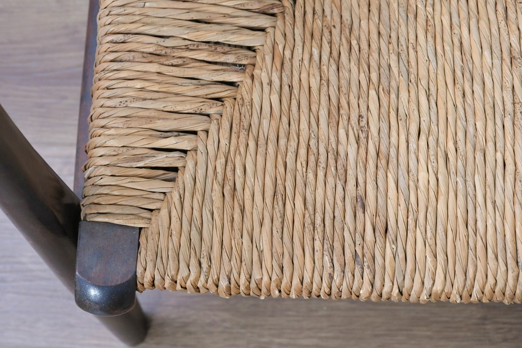 中古　美品　松本民芸家具　ラッシ座(ガマ座)がお洒落な#77型曲肘付きイス2脚セット　定価(2脚合計)約56万円　(R-087368)