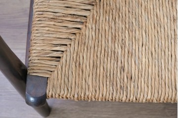 中古　美品　松本民芸家具　ラッシ座(ガマ座)がお洒落な#77型曲肘付きイス2脚セット　定価(2脚合計)約56万円　(R-087368)