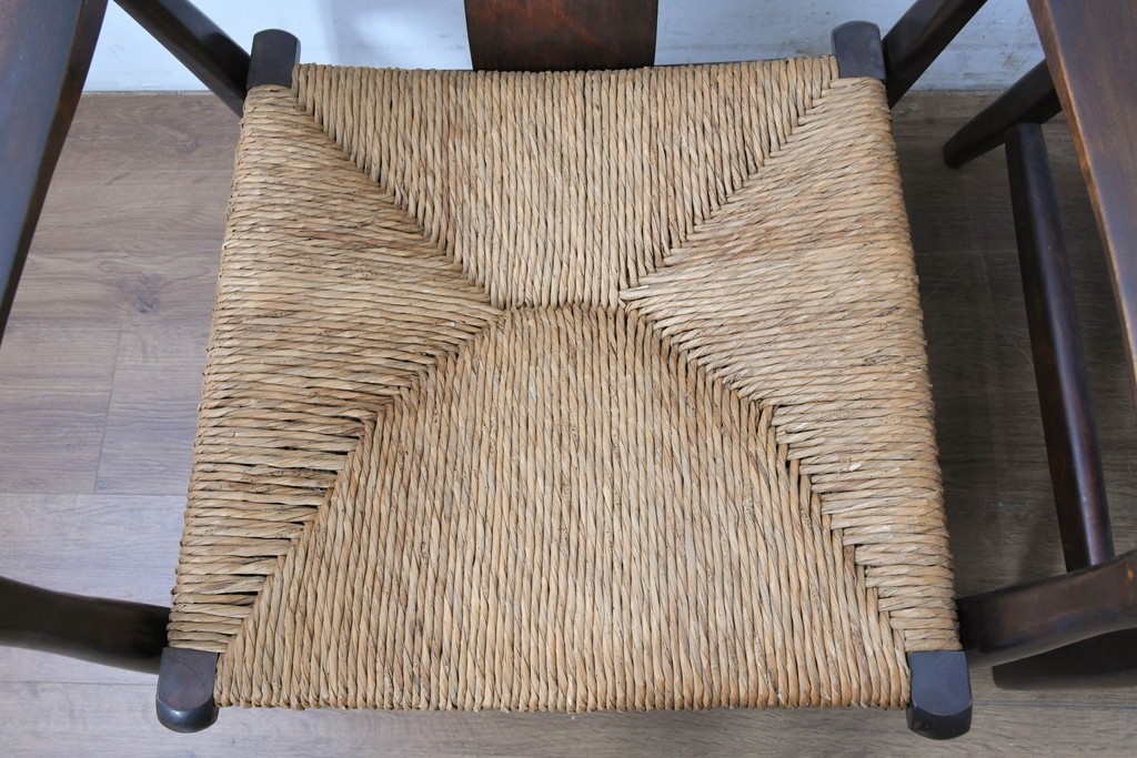 中古　美品　松本民芸家具　ラッシ座(ガマ座)がお洒落な#77型曲肘付きイス2脚セット　定価(2脚合計)約56万円　(R-087368)